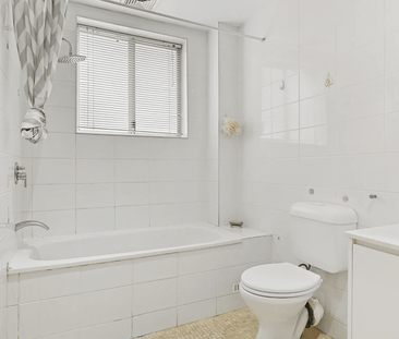 Spacious & Light-Filled Apartment in Prime Carlton Location - Photo 6