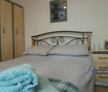 1 bedroom in a house share to rent - Photo 2