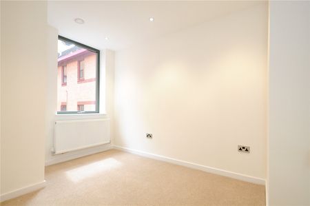 2 bedroom Flat in Garrard House, Reading - Photo 3