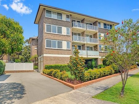 Spacious One Bedroom Apartment In A Great Location - Photo 5