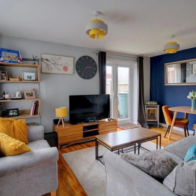 3 bedroom semi-detached house to rent - Photo 1