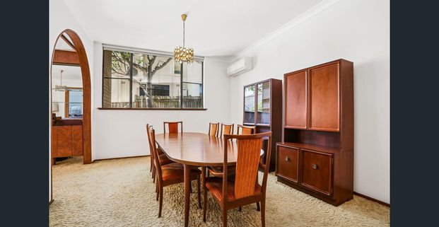 Five Bedroom Family Home in a Prime Location - Photo 1