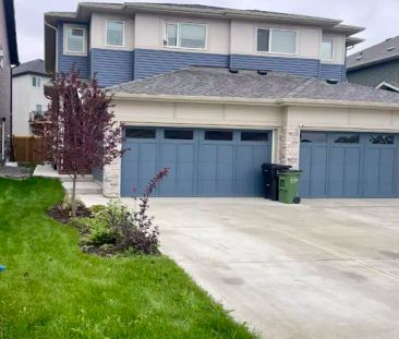 Beautiful Main Floor in Kinglet Gardens | 5114 Lark Cres NW Lark Crescent Northwest, Edmonton - Photo 1