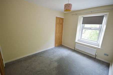 2 bedroom end of terrace house to rent - Photo 4