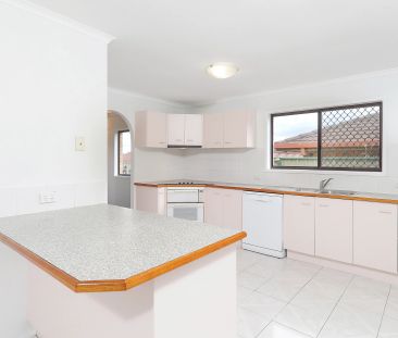 Great Family Home! Fresh Paint, Carpets and New Blinds! - Photo 6