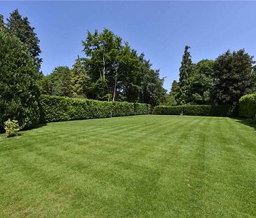 A wonderful 5 bedroom family home in the heart of the prestigious Oxshott Way Estate - Photo 1