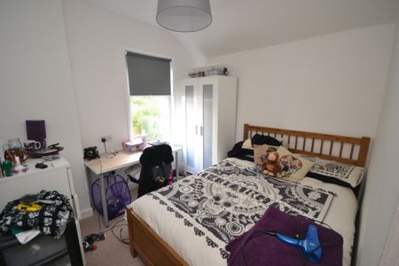 4 bed Mid Terraced House for Rent - Photo 2