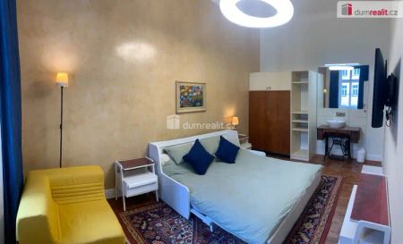 Nádherný stylový byt 1+1 v centru Prahy s vestavěným patrem na spaní a geniem loci - Fotografie 5