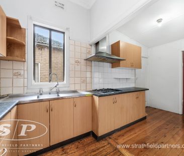 Spacious three bedroom house - Photo 4