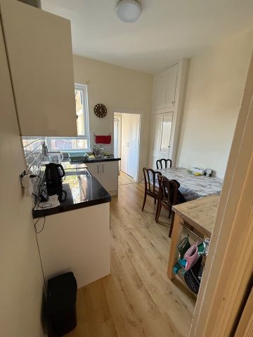 2 Bed Flat, Wellesley Road, IG1 - Photo 2
