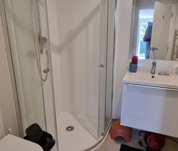 3 bedroom in Totara Vale - Photo 2