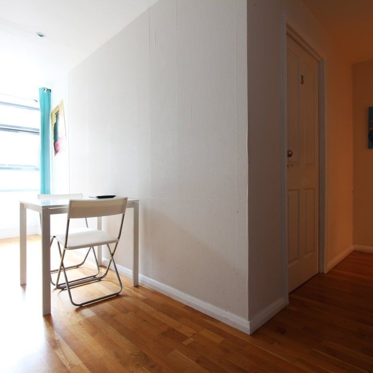 Room in a Shared Flat, Copenhagen Place, E14 - Photo 1