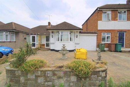 3 bed Semi-detached bungalow in Benfleet Close , Sutton, SM1 3SD - Photo 2