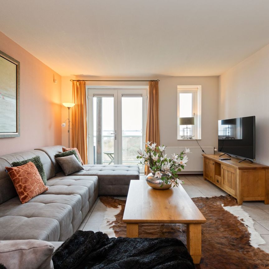 Luxury 2 bedroom apartment with terrace and water - Foto 1