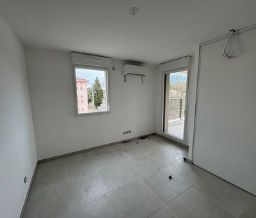 AIX LES MILLES T2 45M² TERRASSE PARKING - Photo 2