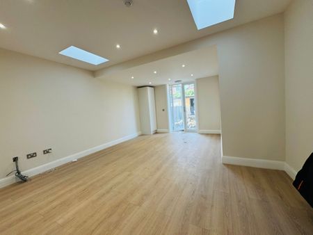 5 Bed Terraced House, Broomhill Road, IG3 - Photo 5