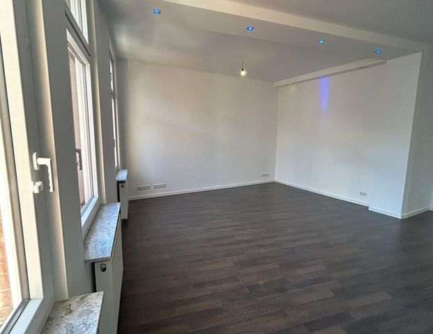 Altbaucharme neu belebt – großzügige, sanierte 3-Zimmer-Wohnung mit zwei Balkonen, sofort bezugsbereit - Photo 1