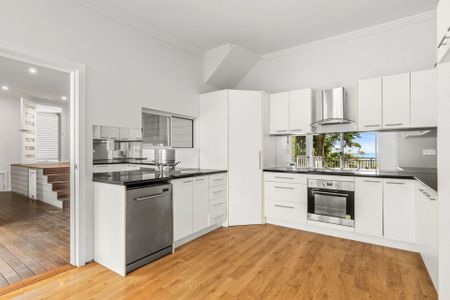 Newport, 35B Cheryl Crescent - Photo 2