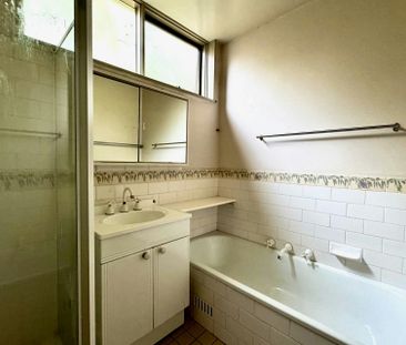 Six bedroom house with backyard and garage - Photo 4