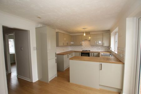 3 bedroom terraced house to rent - Photo 2