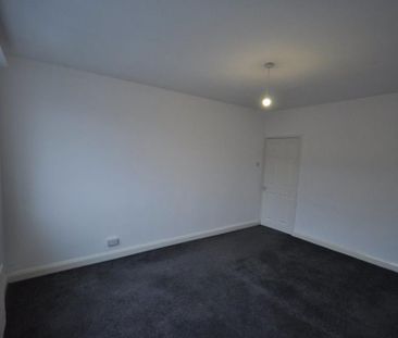 3 bedroom flat to rent - Photo 5