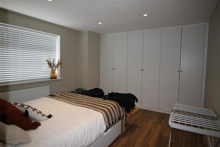 3 Bedroom Terraced House for Rent - Photo 2