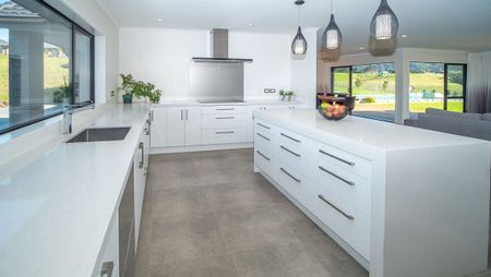 Stunning 5-bed Family Home with Views & Pool - Photo 4