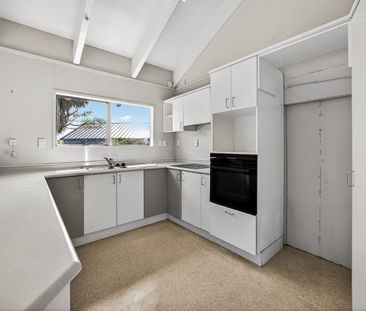 Spacious 3 Bedroom Family Home in Fantastic Location - Photo 3