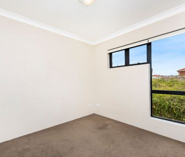 Spacious Three Bedroom Townhouse In Marrickville - Photo 2