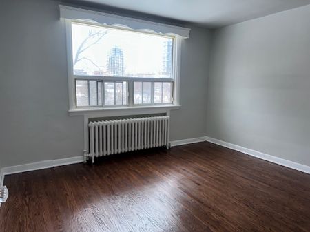 2128 Harris Crescent - Photo 3