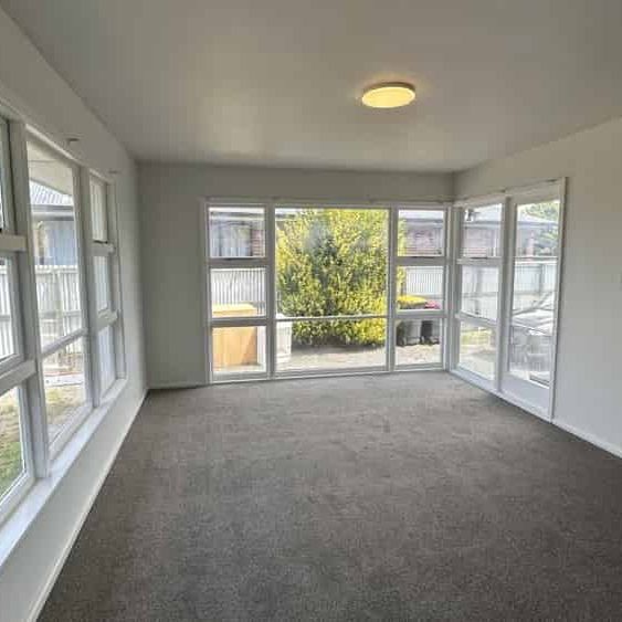 Warm Sunny Family Home - Photo 1