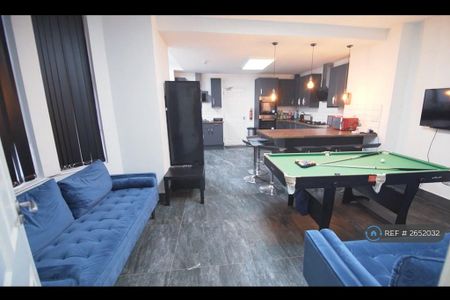 6 bedroom detached house to rent - Photo 2