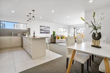 Spacious 4 bedroom modern home - Photo 4