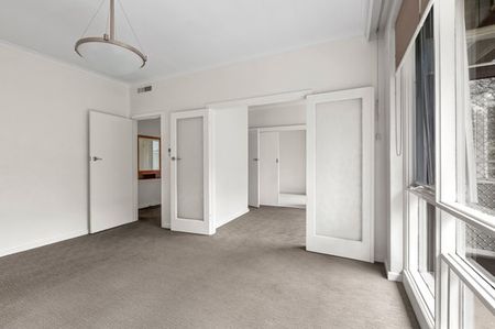 Charming 2-Bedroom Period Apartment in the Heart of St Kilda - Photo 3