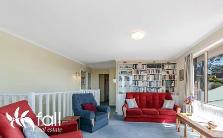 Sunny, Spacious & Ultra-Convenient Lenah Valley Living - Photo 2