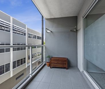 Unique Opportunity - One Bedroom + Large Study Over Two Levels - Ne... - Photo 4
