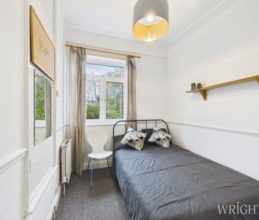 4 bedroom Mid Terraced House - Bishops Rise, Hatfield - Photo 5