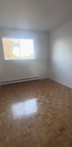 4 1/2 Longueuil pour le 1 nov. - Photo 1