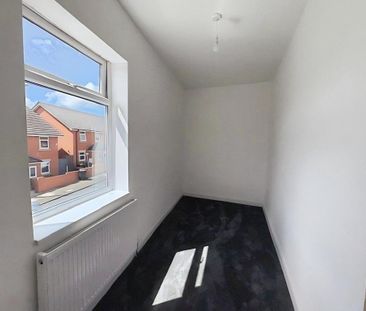 3 bedroom end of terrace house to rent - Photo 4