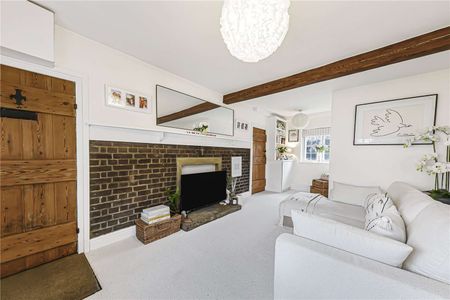 Utterly charming studio apartment set on the first floor of a much loved Arts & Crafts development. - Photo 2