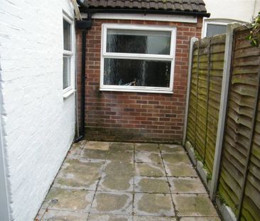 2 Bedroom House - Bernard Street, Southampton - Photo 4