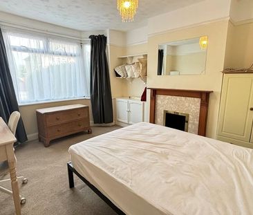 4 bedroom semi-detached house to rent - Photo 4