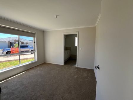 Modern Living Made Easy – Your Dream Home Awaits! - Photo 5