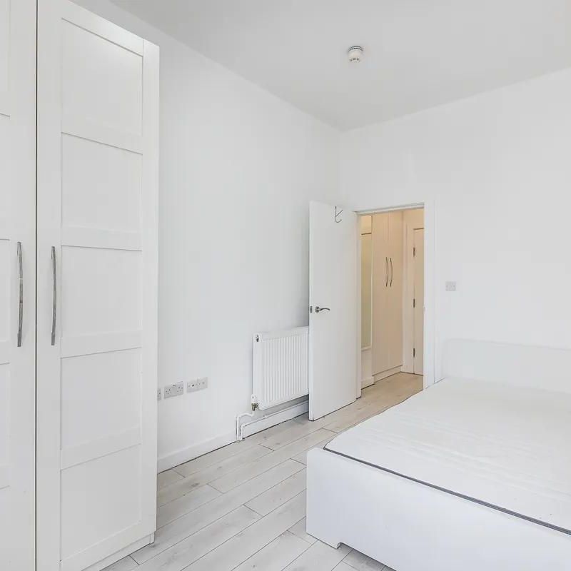Warwick Road, Earls Court, London, SW5 - Photo 1
