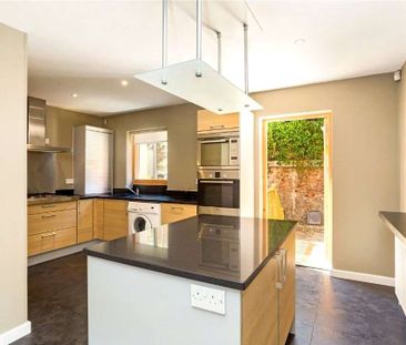 Elegant Four-Bedroom Townhouse with Roof Terrace, Garage & Garden ... - Photo 5