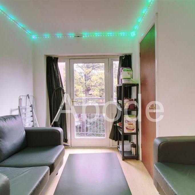 4 bedroom flat to rent - Photo 1