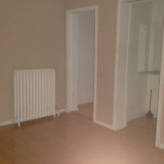 Renovated Spacious 3 bedroom on Dundas Street West - Photo 1