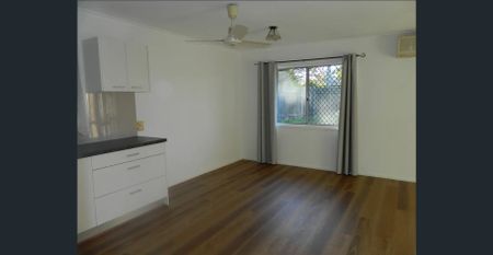 Spacious Family Home in Quiet Cul-de-Sac – Walk to Schools, Shops & Transport - Photo 2