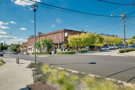 Freshly renovated and perfectly located within stone throw from village and station - Photo 4