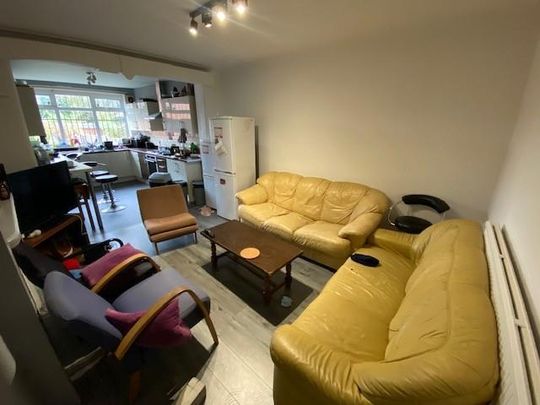 5 bedroom private hall to rent - Photo 1